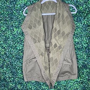 👀 Pant Store olive green vest with crochet detail on lapel size